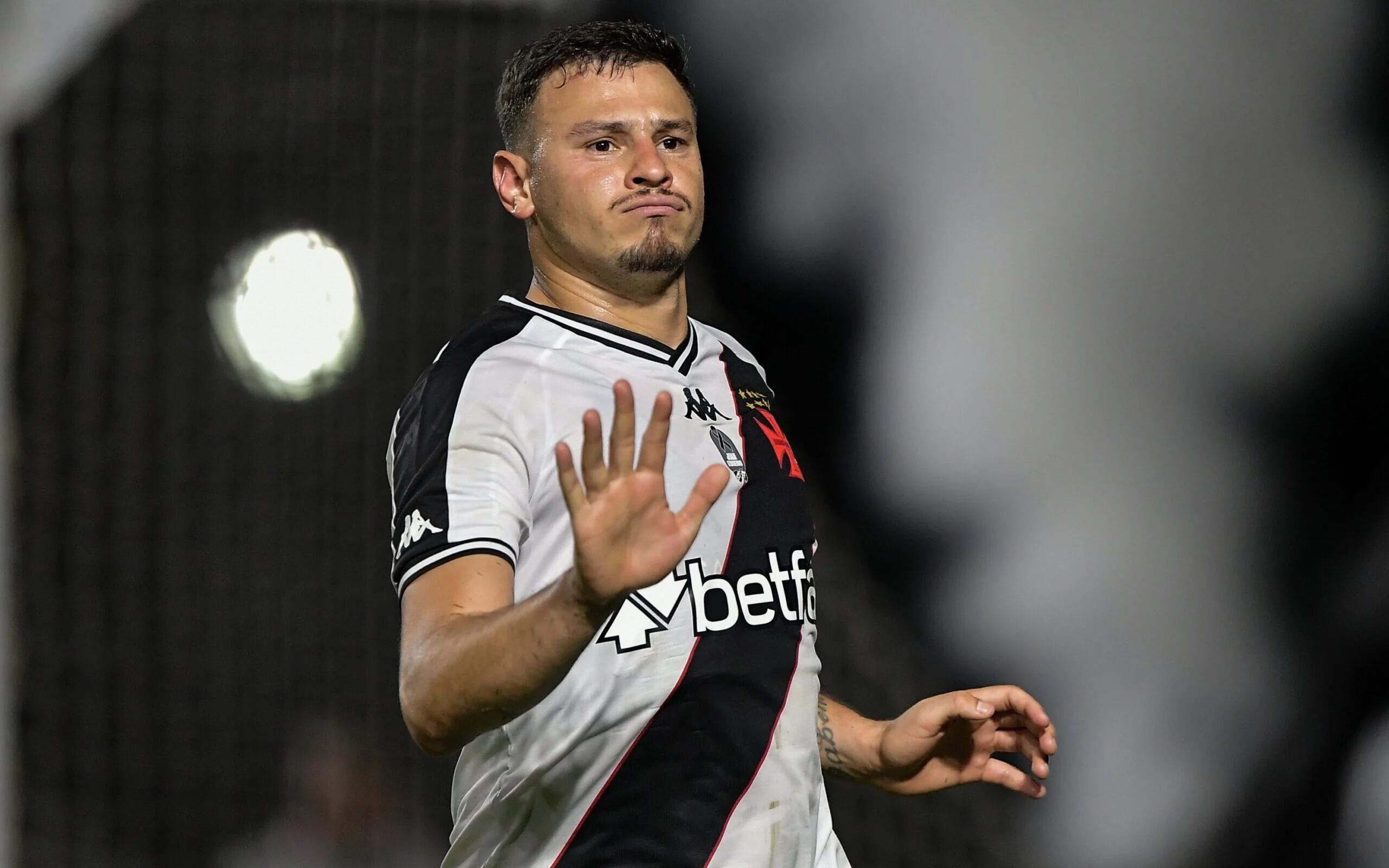Hugo Moura é vendido: Vasco confirma transferência do volante ao Al-Fayha, da Arábia Saudita
