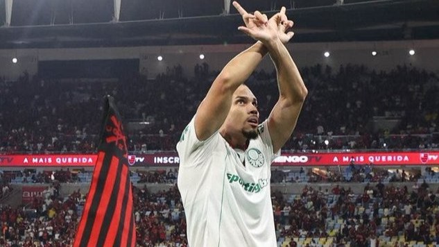 Paulinho será denunciado por gesto dos dedos médios para o alto